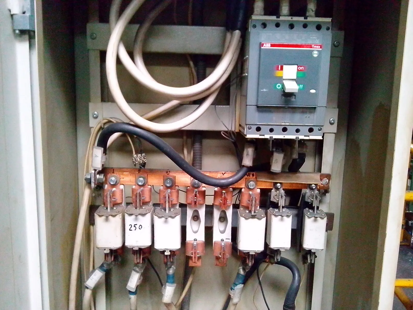 Un tableau électrique ouvert avec ses disjoncteurs