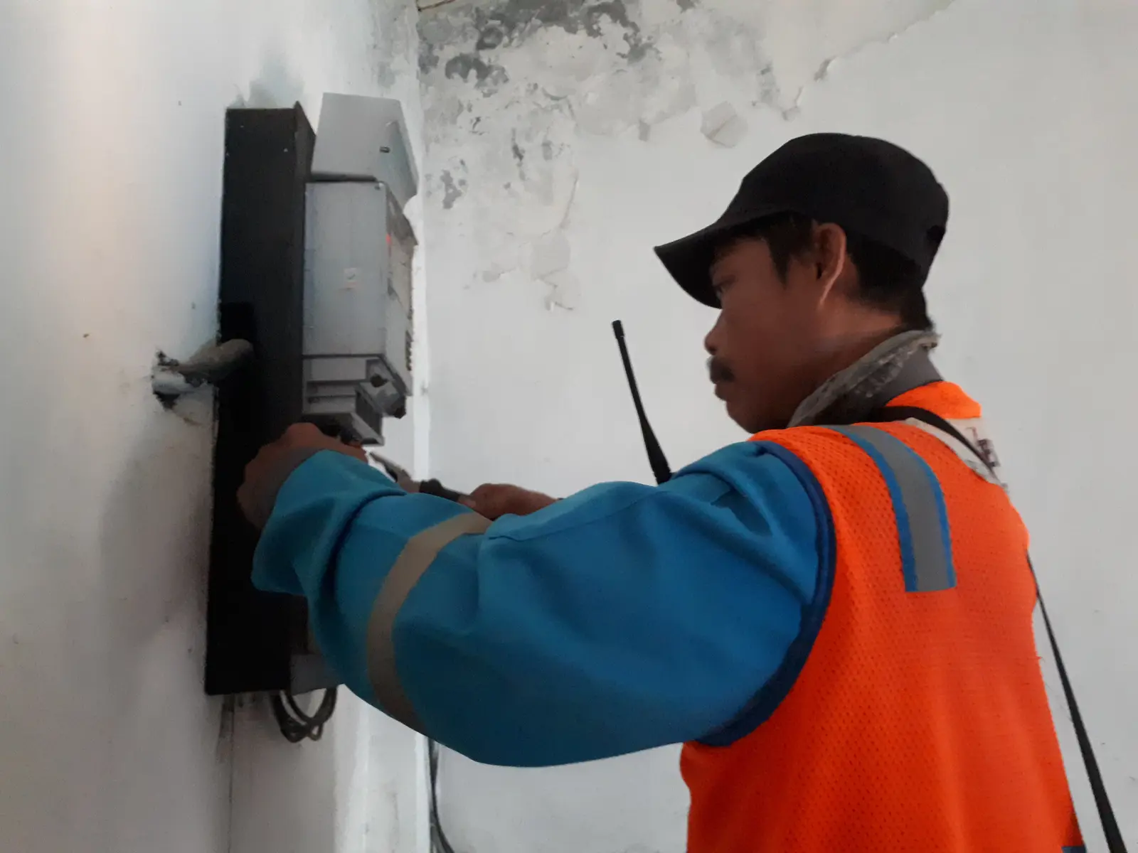 Un électricien travaille sur un tableau électrique